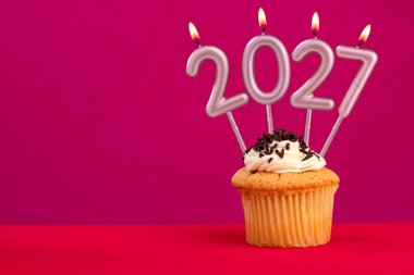 Mutlu yıllar 2027 - Mumlar yanan numaralar şeklinde