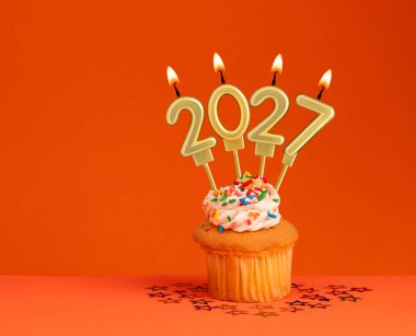 Mutlu yıllar 2027 - Mumlar yanan numaralar şeklinde