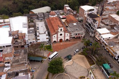 Caicedo, Antioquia, Kolombiya. 17 Mart 2024. Medellin şehrinden 96.4 km uzaklıktaki İHA ile panoramik.