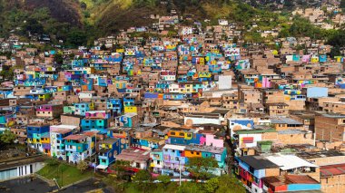 Medellin, Antioquia, Kolombiya. 4 Nisan 2024. Armonia 'nın UVA' sı, şehirdeki en büyük duvar resmi..