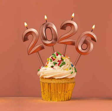 Yeni yıl kutlamaları için 2026 numaralı mumlar.