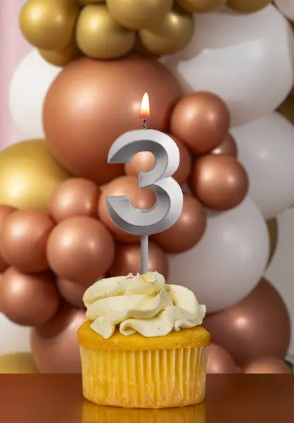Cupcake Con Vela Cumpleaños Sobre Fondo Globos Número Fotos De Stock Sin Royalties Gratis