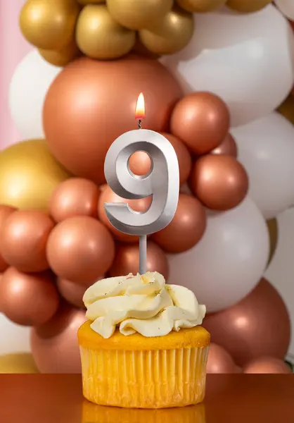 Cupcake Con Vela Cumpleaños Sobre Fondo Globos Número Imágenes De Stock Sin Royalties Gratis