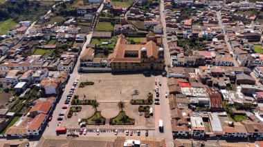 Mongui, Boyaca - Kolombiya. 12 Nisan - 2024. Andes bölgesinde bulunan Kolombiya belediyesi insansız hava aracı ile hava görüntüsü