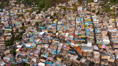 Medellin, Antioquia, Kolombiya. 4 Nisan 2024. Manrique, Medellin 'deki en büyük sanatsal duvar resmi.