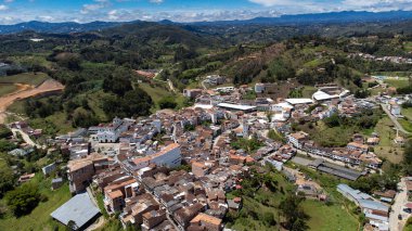 San Vicente Ferrer, Antioquia - Kolombiya. 24 Nisan 2024. Bir tepenin eteklerine demirlemiş ve temeli 18. yüzyıla dayanan bir kasaba..