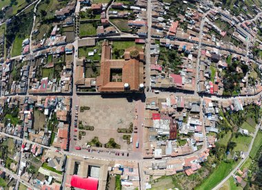 Mongui, Boyaca - Kolombiya. 12 Nisan - 2024. İnsansız hava aracı ile hava fotoğrafçılığı, And Dağları bölgesinde yer alan Kolombiya belediyesi