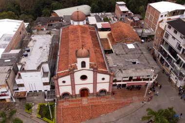 Caicedo, Antioquia, Kolombiya. 17 Mart 2024. İnsansız hava aracı ile hava görüntüsü, Mercedes Parish Leydimiz