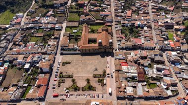 Mongui, Boyaca - Kolombiya. 12 Nisan - 2024. İHA 'lı hava fotoğrafçılığı, belediyenin yaklaşık 5000 kişilik bir nüfusu vardır.