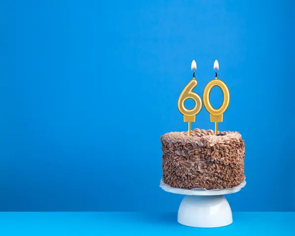 キャンドル60の誕生日ケーキ 青い背景の招待カード ストックフォト