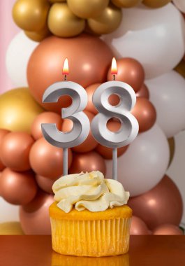 Doğum günü mumu numara 38 - Kutlama balonları arka planı