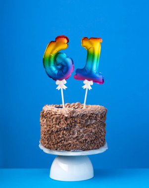 61 numaralı hava balonu - Mavi arka planda doğum günü pastası