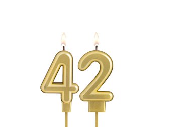 Beyaz arkaplanda 42 numaralı doğum günü mumu.