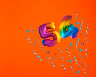 54 numaralı çok renkli balon turuncu arka planda konfeti patlaması. Doğum günü kartı