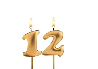 12 numaralı doğum günü - Beyaz zemin üzerinde altın mum