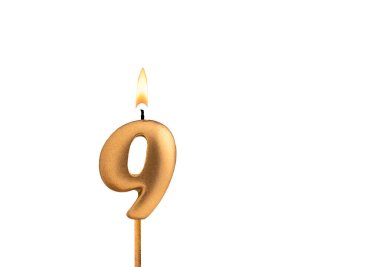 9 numaralı altın mum - Beyaz arkaplanda doğum günü