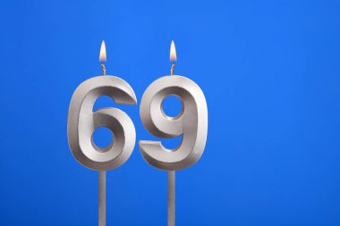 69 numaralı doğum günü mumu - Mavi arka planda kutlama kartı