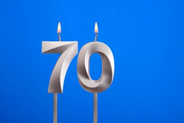 Doğum günü numarası 70 - Mavi arkaplanda mum yanıyor
