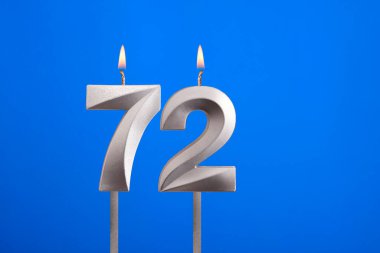 Doğum günü numarası 72 - Mavi arkaplanda mum yanıyor