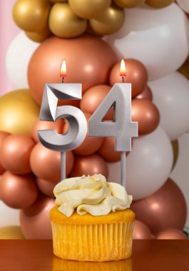 54 numaralı doğum günü mumu - Kutlama balonları arka planı