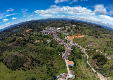 San Vicente Ferrer, Antioquia - Kolombiya. 24 Nisan 2024. Bölümün doğu bölgesinde bulunan belediye insansız hava aracıyla panoramik