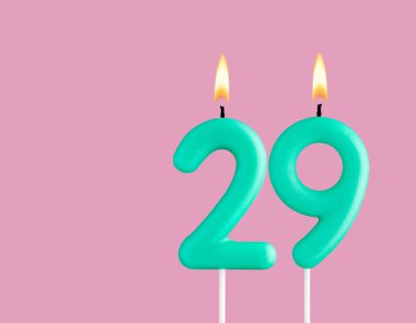 29 numaralı yeşil mumlu doğum günü kartı - Pastel pembe arka plan