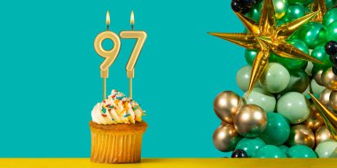 97 numaralı doğum günü kartı, balonlu kek.