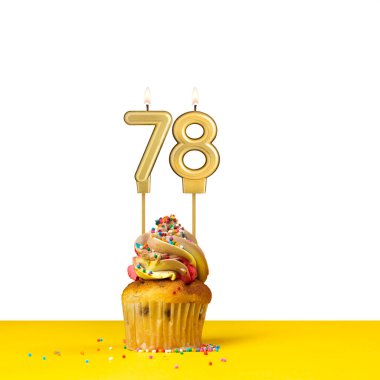 Doğum günü mumu numara 78 - Beyaz arkaplanda kek