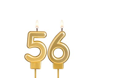 Beyaz arkaplanda 56 numaralı doğum günü mumu