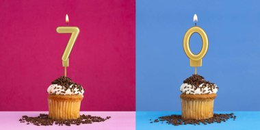 7 ve 0 numaralı iki doğum günü pastası - mavi ve pembe arka plan