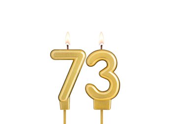 Beyaz arkaplanda 73 numaralı doğum günü mumu.