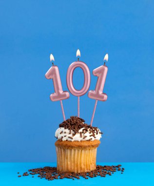 Mavi arka planda kek olan doğum günü mumu - 101 numara