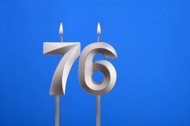 Doğum günü numarası 76 - Mavi arkaplanda mum yanıyor