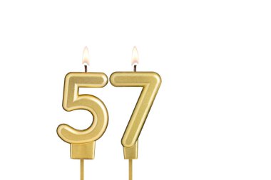 Beyaz arkaplanda 57 numaralı doğum günü mumu