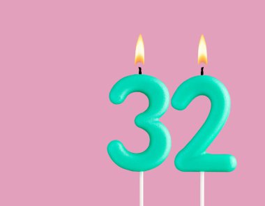 Yeşil mum numarası 32 - Pastel pembe arka planda doğum günü kartı