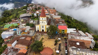 Ermenistan Mantequilla, Antioquia - Kolombiya. 28 Nisan 2024. Belediye merkezi Medellin şehrinden 51 kilometre uzaklıktadır. Drone fotoğrafçılığı