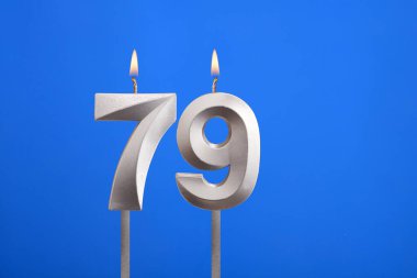 79 numaralı doğum günü mumu - Mavi arka planda kutlama kartı