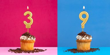 3 ve 9 numaralı iki doğum günü pastası - mavi ve pembe arka plan