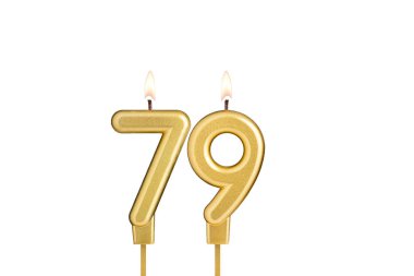 Beyaz arkaplanda 79 numaralı doğum günü mumu.