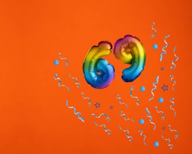 69 numaralı balonla konfeti patlaması turuncu arka planda kutlama. Doğum günü kartı
