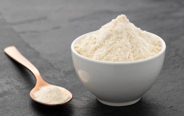 Kase ve kaşıkta hidrolize kolajen tozu - organik jelatin tozu