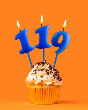 Mavi mum numara 119 - Turuncu arka planda doğum günü keki