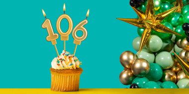 106 numaralı doğum günü mumu - Yeşil arka planda süslemeli kek