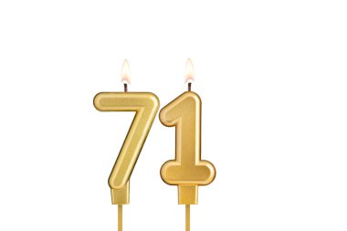 Beyaz arkaplanda 71 numaralı doğum günü mumu.