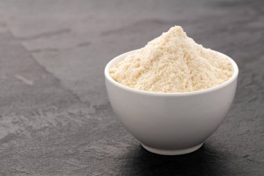 Organik jelatin tozu da hidrolize kolajen olarak adlandırılır. Kasedeki beyaz toz.