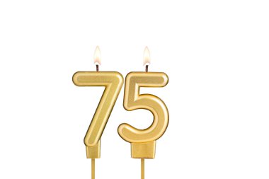 Beyaz arkaplanda 75 numaralı doğum günü mumu.