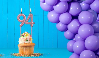 94 numaralı doğum günü mumu - Kek ve balon süslemesi