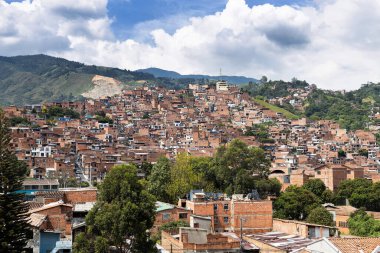 Medellin, Antioquia - Kolombiya - 22 Ekim 2023. San Javier ya da La Commune 13, Medellin 'in on altı komününden biridir ve şehrin batısında, 74 km' den fazla olan 18 'den fazla mahallesine ev sahipliği yapmaktadır..