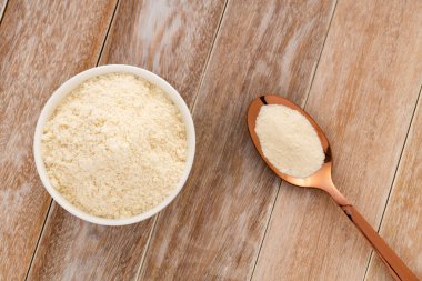 Organik jelatin tozu da hidrolize kolajen olarak adlandırılır. Kasede ve kaşıkta beyaz toz.