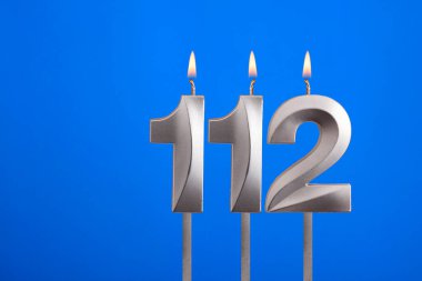 Doğum günü numarası 112 - Mavi arkaplanda mum yanıyor